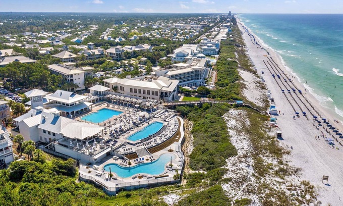 Beach District Condominio | Caminata corta al club de playa! Vistas del lago occidental! ¡Porche al aire libre!
