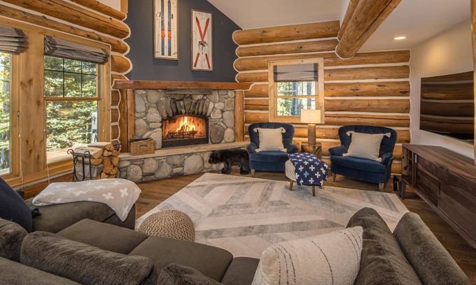 Powder Ridge Cabina | Spend the Summer Season in Big Sky! Ski-in, Ski-out Mountain Cabin with Hot Tub!