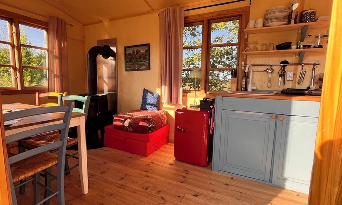 Oetzen Cabina | Spend the night in a beautiful circus wagon on the sheep pasture