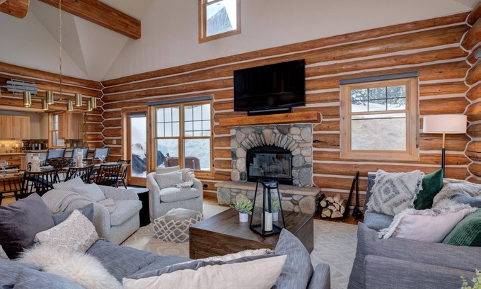 Powder Ridge Cabina | Spend Summer in Big Sky! Ski-in, Ski-out 4 Bedroom Cabin with Private Hot Tub