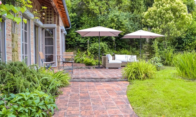 Courties Casa | Spend your family vacation in this charming and spacious vacation home with swimming pool.