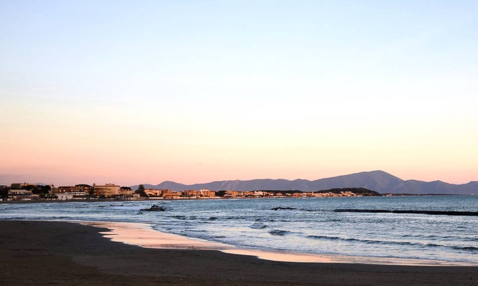 Mondragone Apartamento | Spend your holiday in this wonderful holiday apartment with sea views.