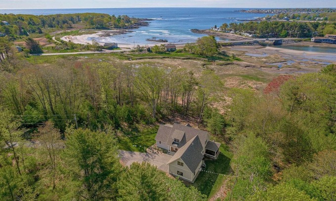 Cape Neddick Casa | Spend your holidays by the Sea. What a beautiful opportunity to stay and celebrate in Maine.