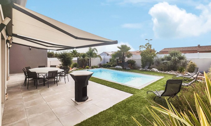 Caux Casa | Spend your next holiday in this modern holiday home in the south of France.