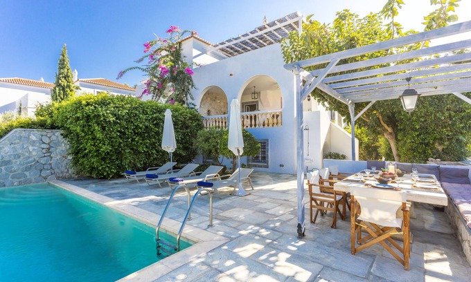 Spetses Villa | Spetses, villa de nueva construcción w. Piscina privada y vista panorámica al mar.