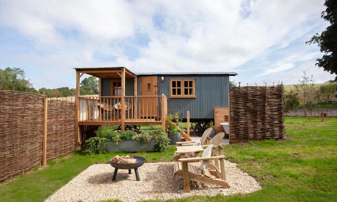 Dorchester Casa | Spindleberry Hut