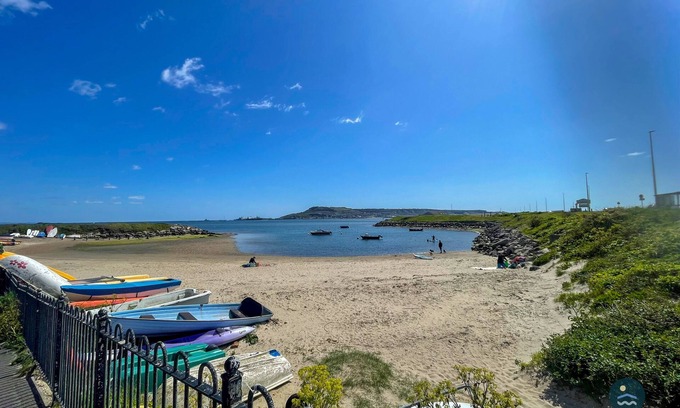 Wyke Regis Casa | Spindrift - views of Chesil beach, dog friendly