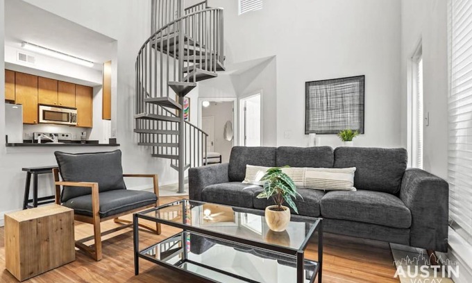 West Campus Apartamento | Spiral Stairs to Loft Bedroom Balcony with Shade