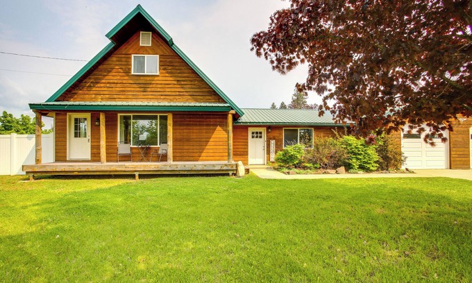Spirit Lake Casa | Spirit Lake Home w/ Fenced Yard: 1 Mi to Water!