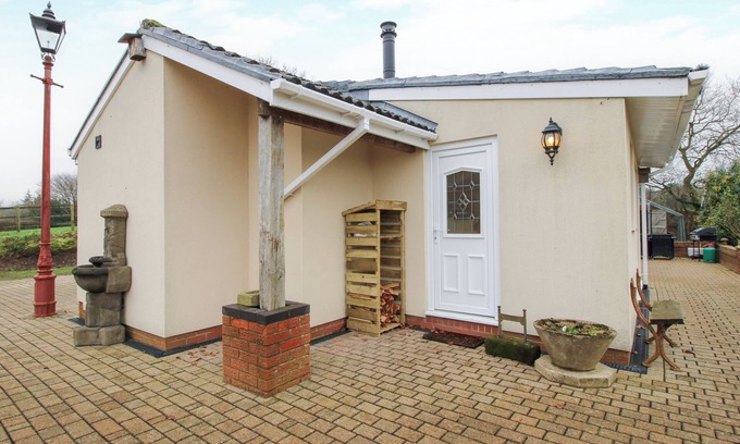 Sugnall Cabaña | SPITFIRE LODGE, romantic, with hot tub in Loggerheads, Staffordshire
