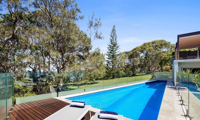 Safety Beach Casa | Splash Beachfront, Pristine Ocean Views, Pool, Luxury, Workcation, Sleeps up to 8