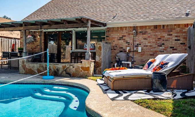 Richardson Casa | Splash Zone! BBQs, Bonfires & Pool Volleyball!