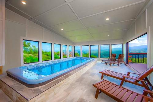 Gatlinburg - Pigeon Forge Casa | Splashing at the Bluff - Premier Smoky Mountain Views - Indoor Pool Spa - Luxury Cabin - Gatlinburg - Pigeon Forge