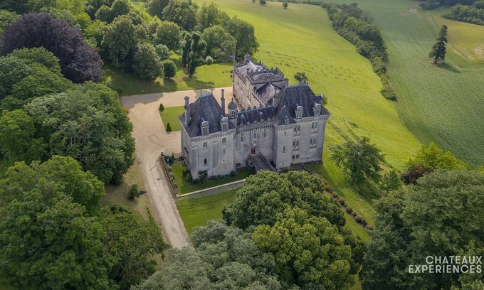 Grand-Brassac Otro | Espléndido castillo del siglo 14 con piscina en el suroeste de Francia.