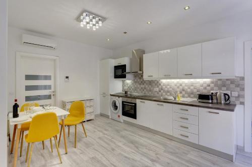 Tower Road Apartamento | Splendid Apartment, Steps Away from the Sea