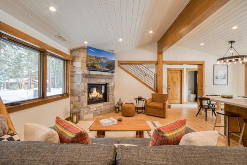 Chamberlands Casa | Splendid at Chamberlands by Tahoe Getaways - Chamberlands HOA, Private Hot Tub & Walk to Lake Tahoe