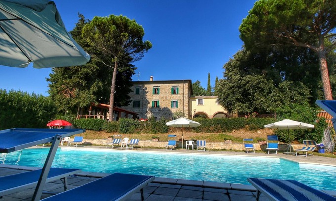 Gualdo Cattaneo Cabaña | Splendid Farmhouse in Gualdo Cattaneo with Hot Tub