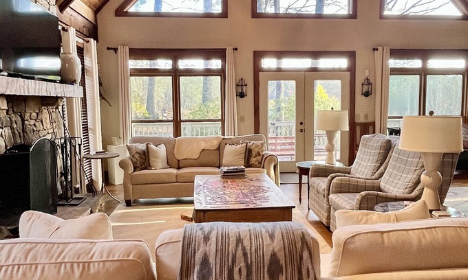 Lake Toxaway Casa | Splendid Lake Toxaway home on golf course - golf cart/walk to Marina in minutes!