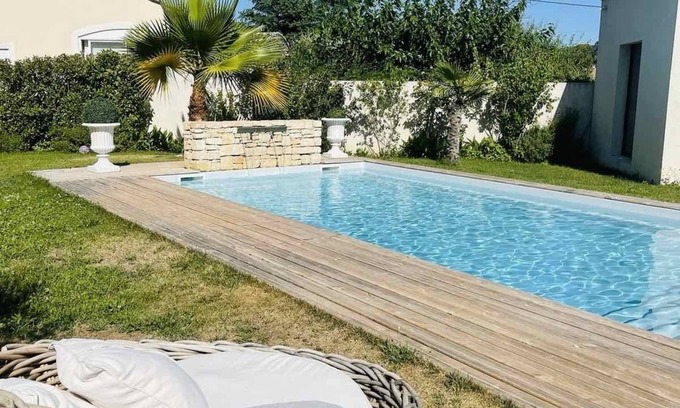 Bagnols-sur-Ceze Casa | Splendid villa with heated pool