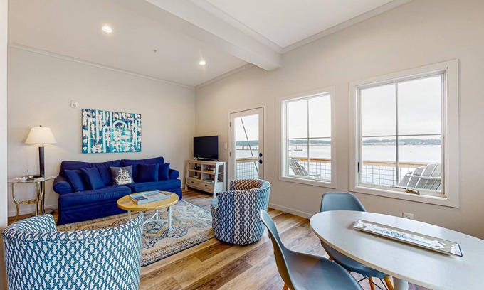 Coupeville Apartamento | Splendid waterfront downtown condo with Penn Cove views, balcony, W/D, streaming