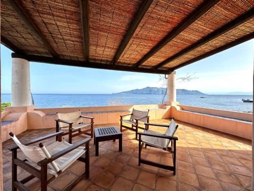 Santa Marina Salina Villa | Splendida Villa Eoliana a due passi dal mare con panorama mozzafiato