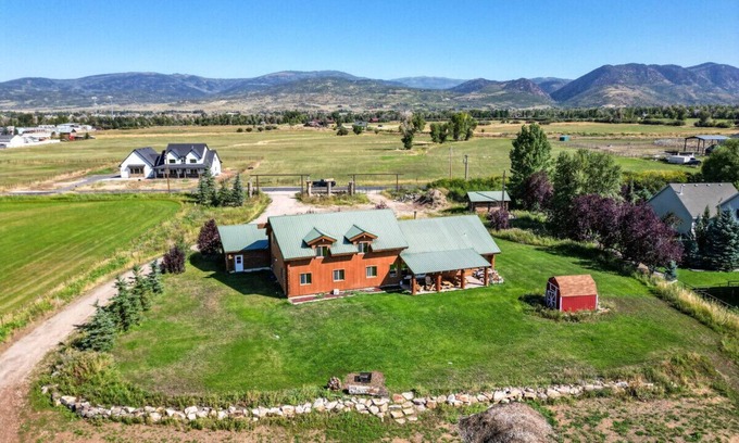 Kamas Cabina | Splendor Valley Farms · Huge Log Cabin w/ King Bed, Bunk Beds, & Game Room