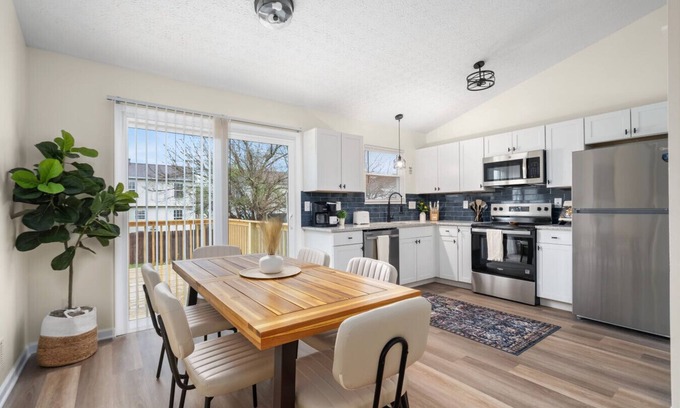 Summit Station Apartamento | Split-Level Comfort | 2 Living Rooms, Garage, Deck