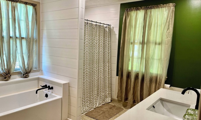 Port Wentworth Cabaña | Split plan for privacy! 2 BR 2 BA cottage w AC, deck, pet-friendly fenced yard