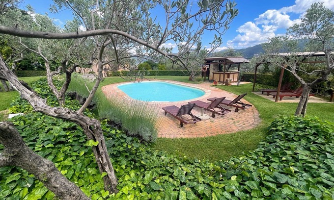 Spoleto Villa | Spoleto Tranquilita tiene capacidad para 16 personas con Wifi, piscina, estudio de yoga, jardines y vistas.
