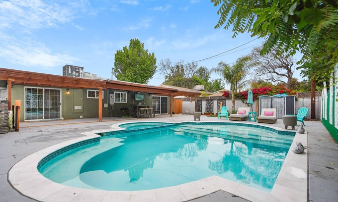 Valley Glen Casa | Heated Pool + Dog Friendly Gated 6 mi Universal.
