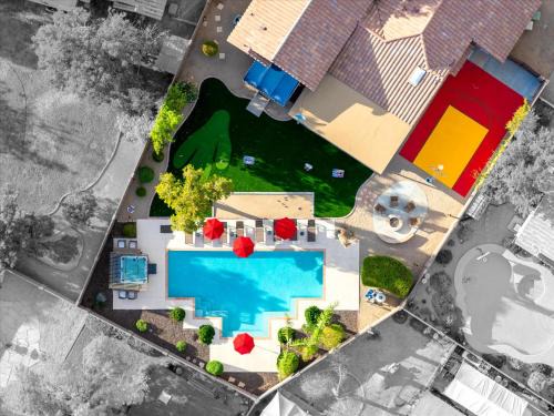 Glendale Casa | Sport Court Pool Hot Tub Pool Table Fire Pit Games