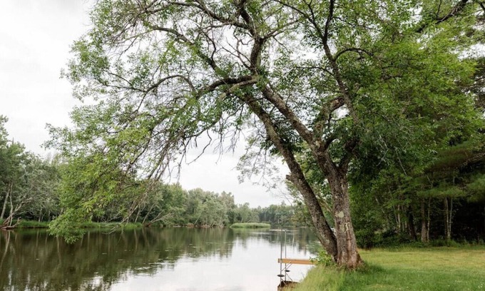 Lake Tomahawk Cabina | Sportsman's Paradise, Remodeled Riverfront Cabin