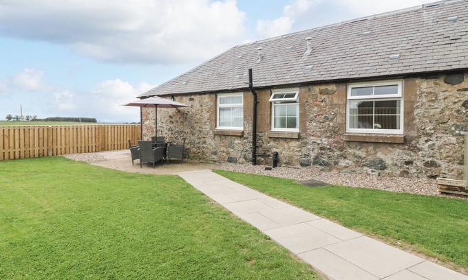 Kirriemuir Cabaña | SPORTSMANS LODGE, pet friendly, with hot tub in Kirriemuir