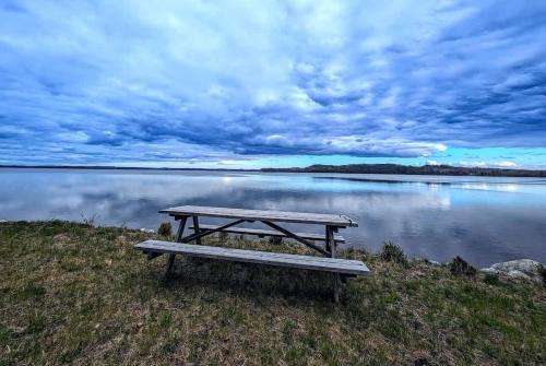 Ellsworth Casa | Sportsmans Waterfront Log Cabin