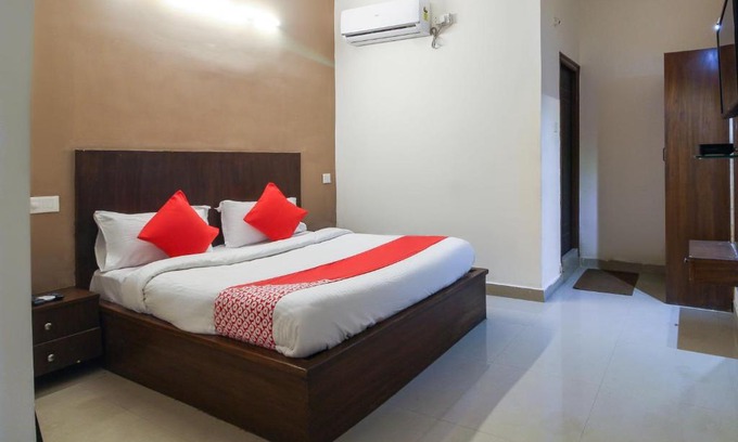 Banjara Hills Hotel | SPOT ON Gopi Mini Guest House Near Erragadda Metro Station