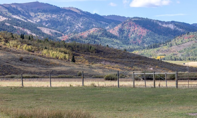 Freedom Cabina | Spotted Moon Ranch - River Front - One Bedroom King Cabin