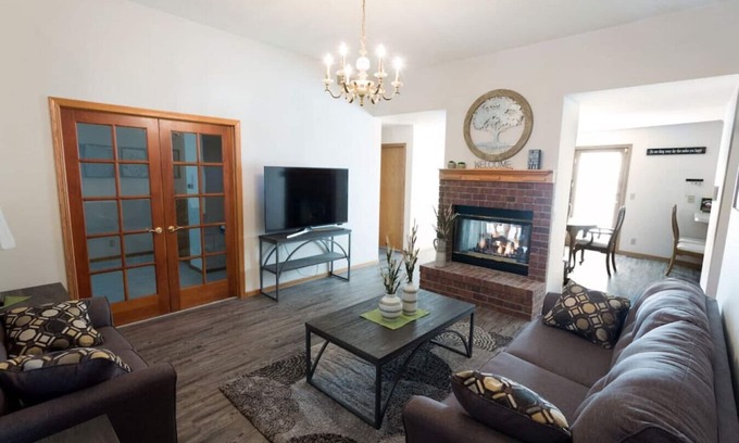 Lincoln Casa | Sprawl out and enjoy time together!