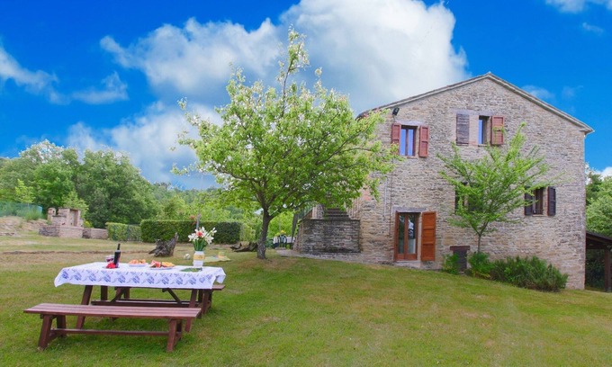 Mercatello sul Metauro Villa | Amplia villa de escape con piscina