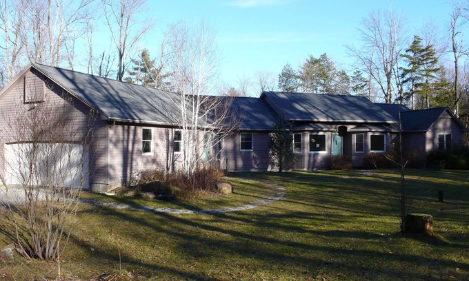 Becket Casa | Extendiéndose Berkshires rancho enclavado en un lote arbolado privado con patios expansivos!