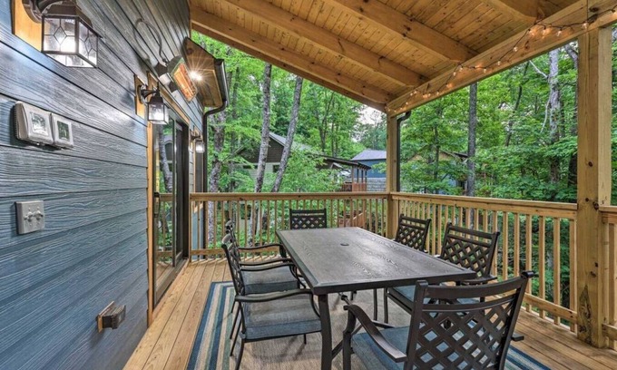 Boone Apartamento | Sprawling Blowing Rock Escape with Theater and Hot Tub!