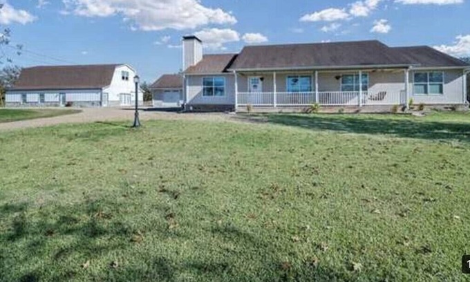 Kaufman County Otro | Sprawling family farmhouse in a beautiful spacious country setting.