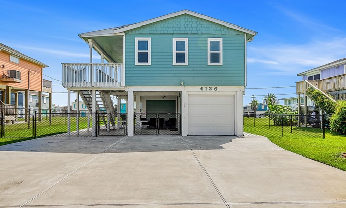 Galveston Casa | Sprawling island retreat with pool & tennis access - covered patio & grill