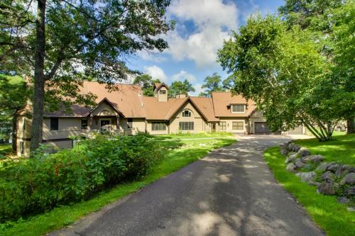 Lake Shore Casa | Sprawling Minnesota Home with On-Site Lake Access