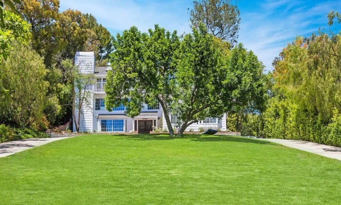 Agoura Hills Casa | Sprawling Old Agoura Estate w/ Heated Pool & HotTub