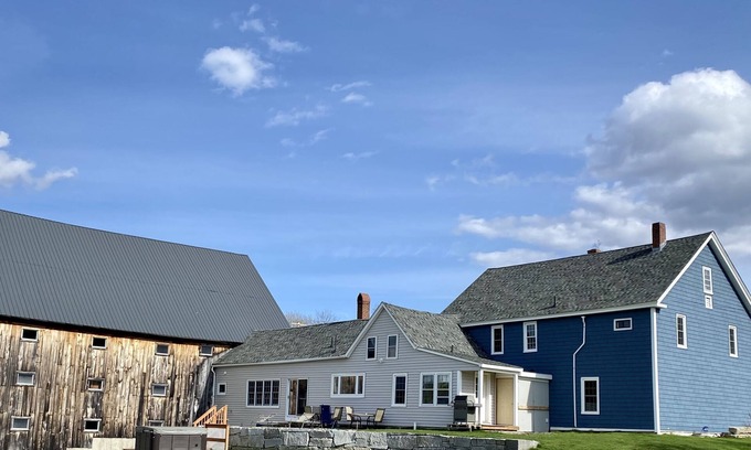 New London Otro | Sprawling Updated Farmhouse w/ huge backyard & firepit 5⭐️