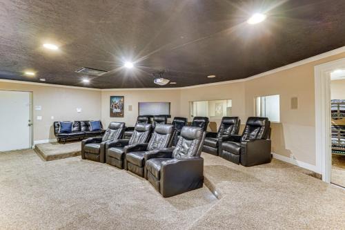 Draper Casa | Sprawling Utah Mansion with Private Hot Tub and Sauna