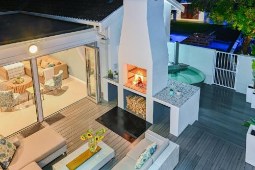 Bloubergstrand Casa | Spray Villa Bloubergstrand with hot tub and close to the beach