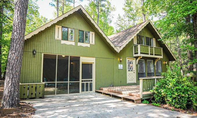 Pine Mountain Chalet De Esquí | Spread out and relax in this spacious wooded view chalet close to FDR State Park