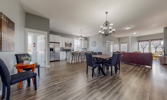 Aurora Casa | Spread out - Renovated 5BR+Loft, Sleeps 12+