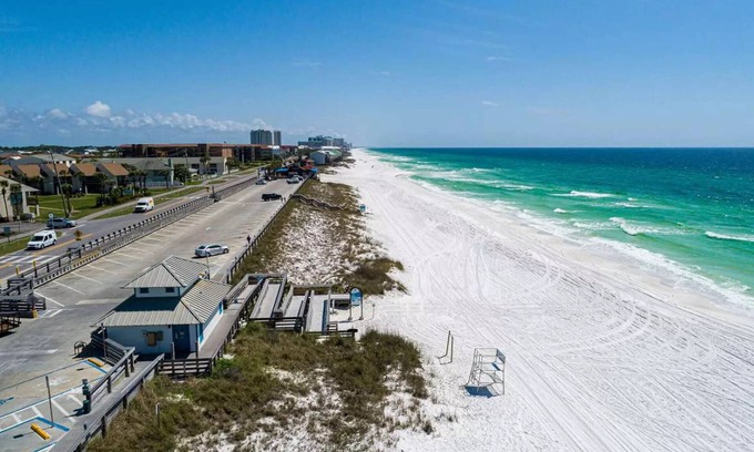 Avalon Beach Estates Condominio | SPRING BREAK READY! HEATED POOL! NEW DECKING! CLOSE TO SHOPPING!